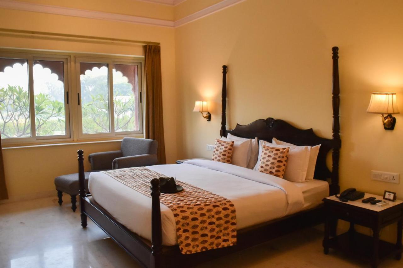 Umaid Palace - A Lakeside Heritage Palace Resort Near Jaipur Close To Bhangarh & Chand Baori Stepwell Abhaneri Dubbi Екстер'єр фото