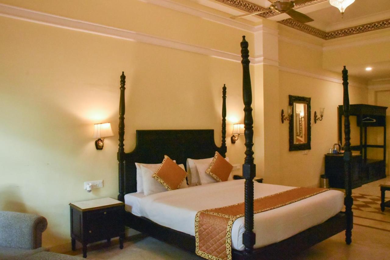 Umaid Palace - A Lakeside Heritage Palace Resort Near Jaipur Close To Bhangarh & Chand Baori Stepwell Abhaneri Dubbi Екстер'єр фото
