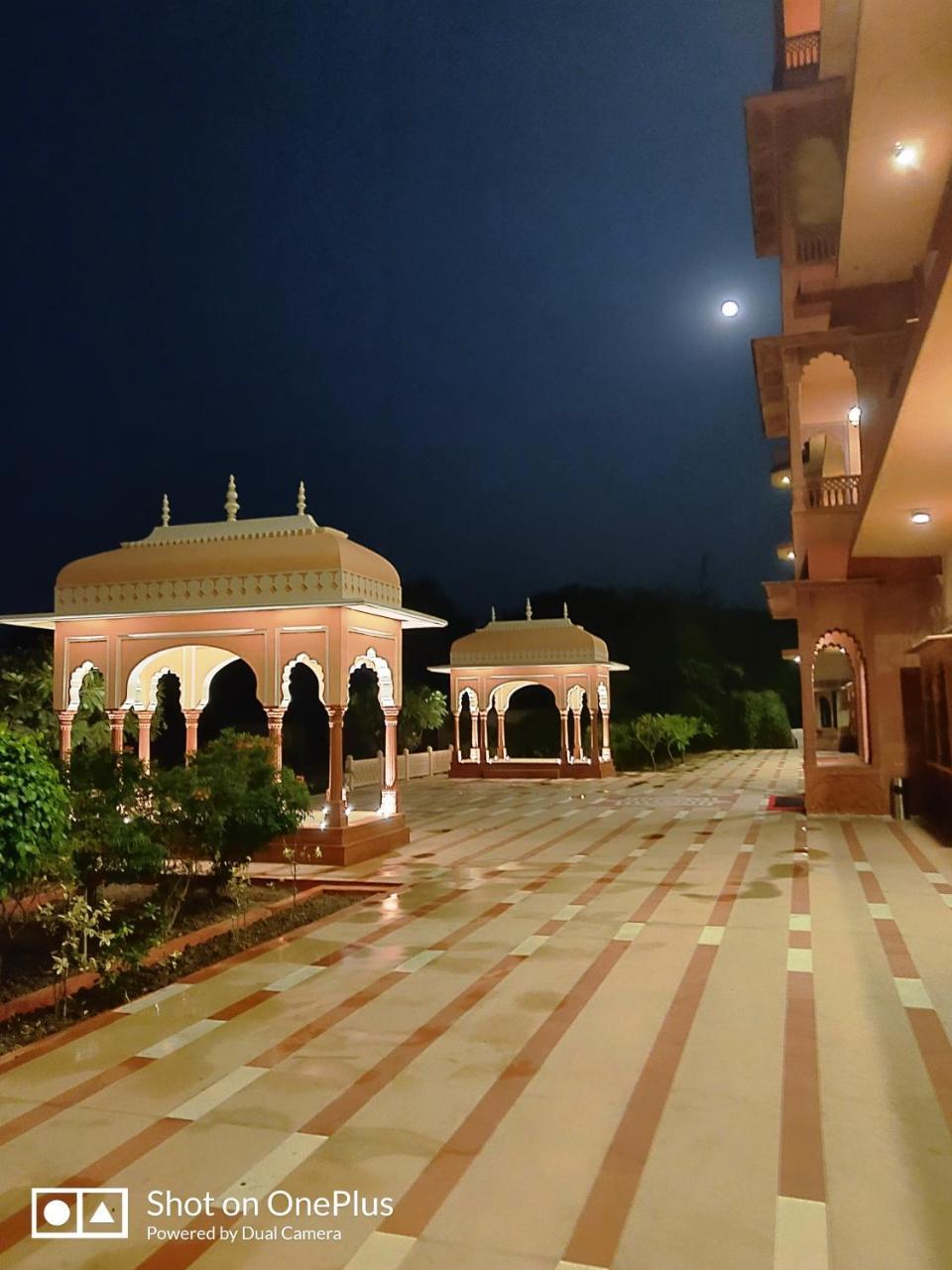 Umaid Palace - A Lakeside Heritage Palace Resort Near Jaipur Close To Bhangarh & Chand Baori Stepwell Abhaneri Dubbi Екстер'єр фото